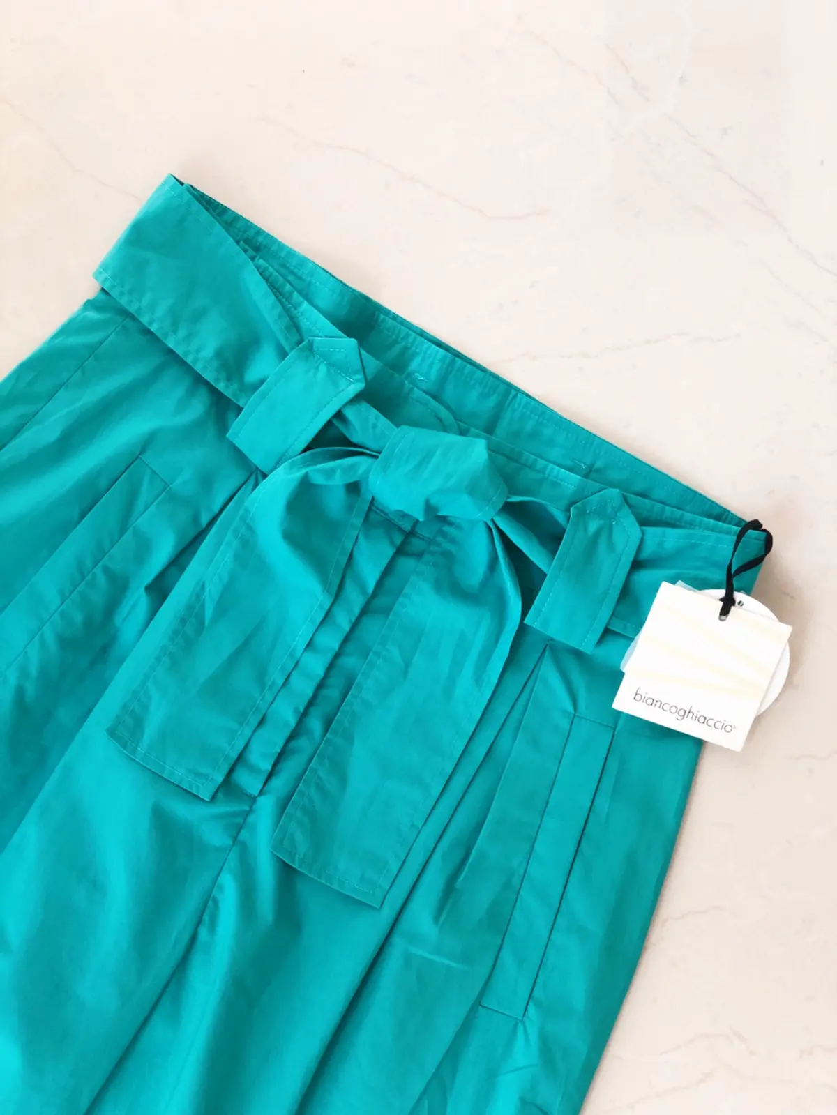 愛すべき一枚、華やかブルーパンツの画像_3