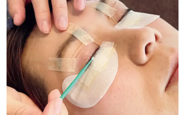 まつパー　トリートメントを全体に塗布