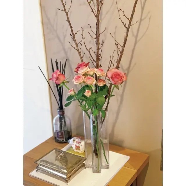 玄関前の季節の小物や花を飾るコーナー。「4月はラナンキュラスなど明るい色の花々と小鳥のオブジェで、春を演出するつもり」