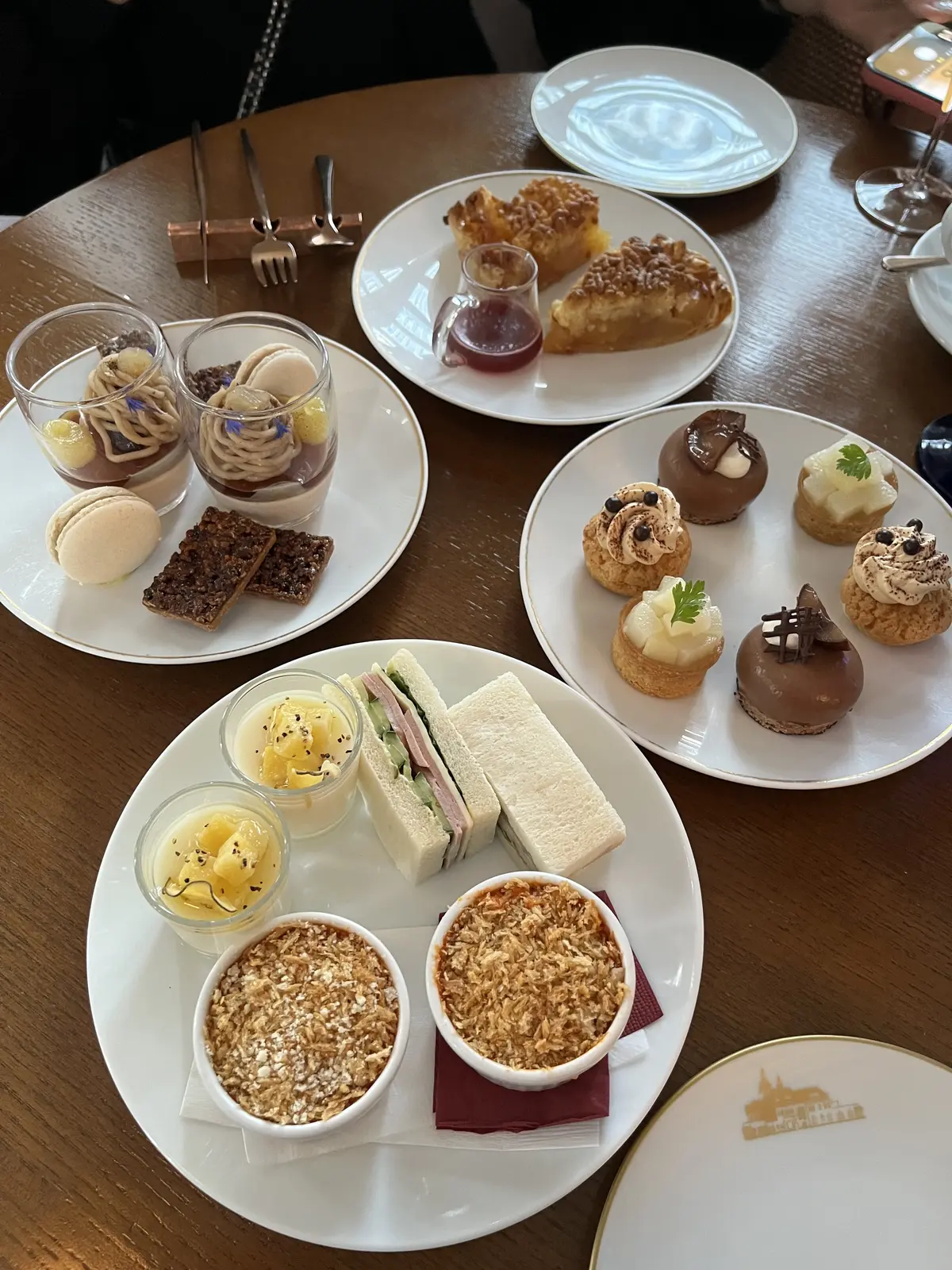 バラとアフタヌーンティーを楽しみにお気にの画像_20