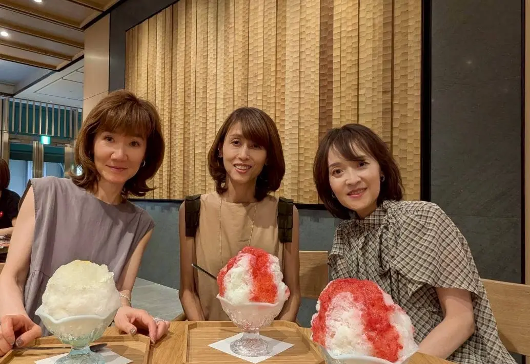 東京ミッドタウン日比谷レクサスカフェでかき氷を食べる女性3人