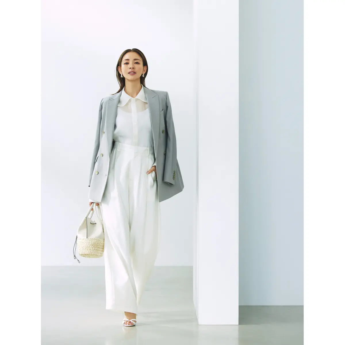 グレージャケットに白シアーシャツと白ワイドパンツを合わせたコーディネート　モデル・SHIHO