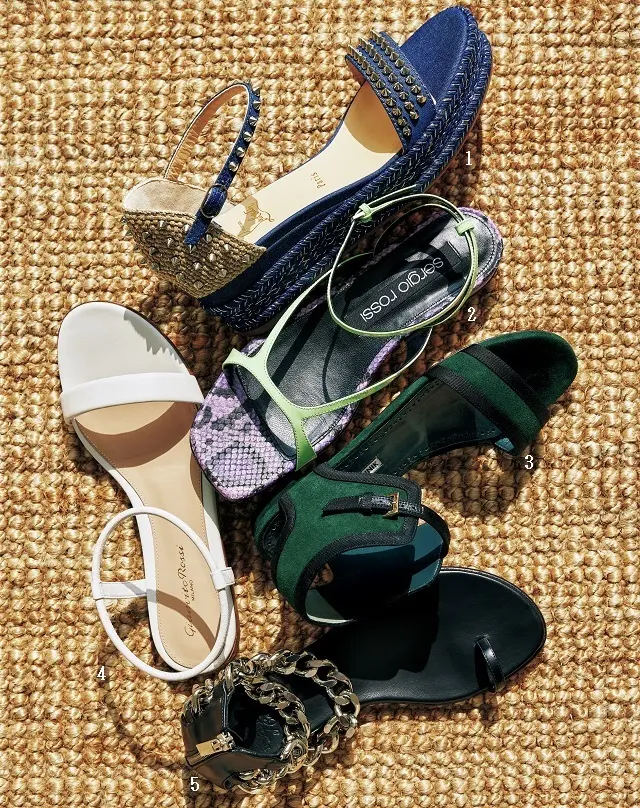 【アンクルストラップサンダル5選】女っぽくて、安定感も抜群。ひねりを効かせて差をつけて