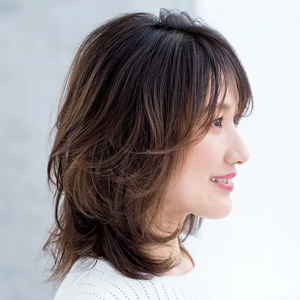 軽やかにおしゃれムードを放つ！ 外ハネミディアムヘア【50代髪型・ヘアスタイル】
