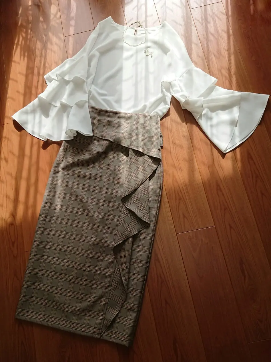 大人の女性も可愛らしく上品に見せてくれるロング丈のフリルスカート：ＦＲＡＹ　Ｉ．Ｄ