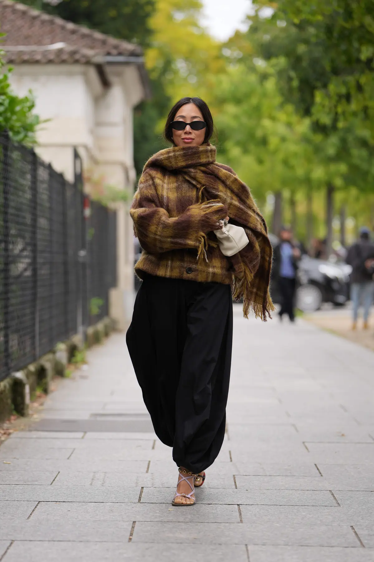 海外ファッションSNAP　コート　マフラー　チェック柄　黒パンツ