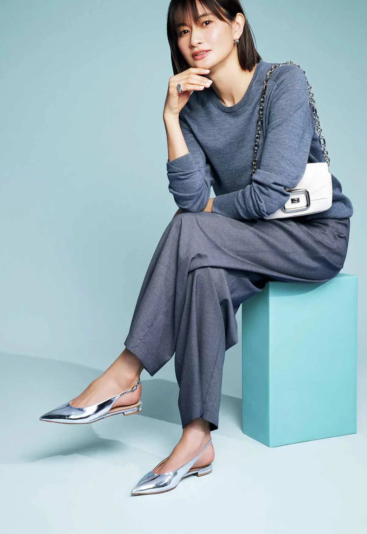 足もとでピリッと冴える女っぽさが 地味色ワントーンを活性化