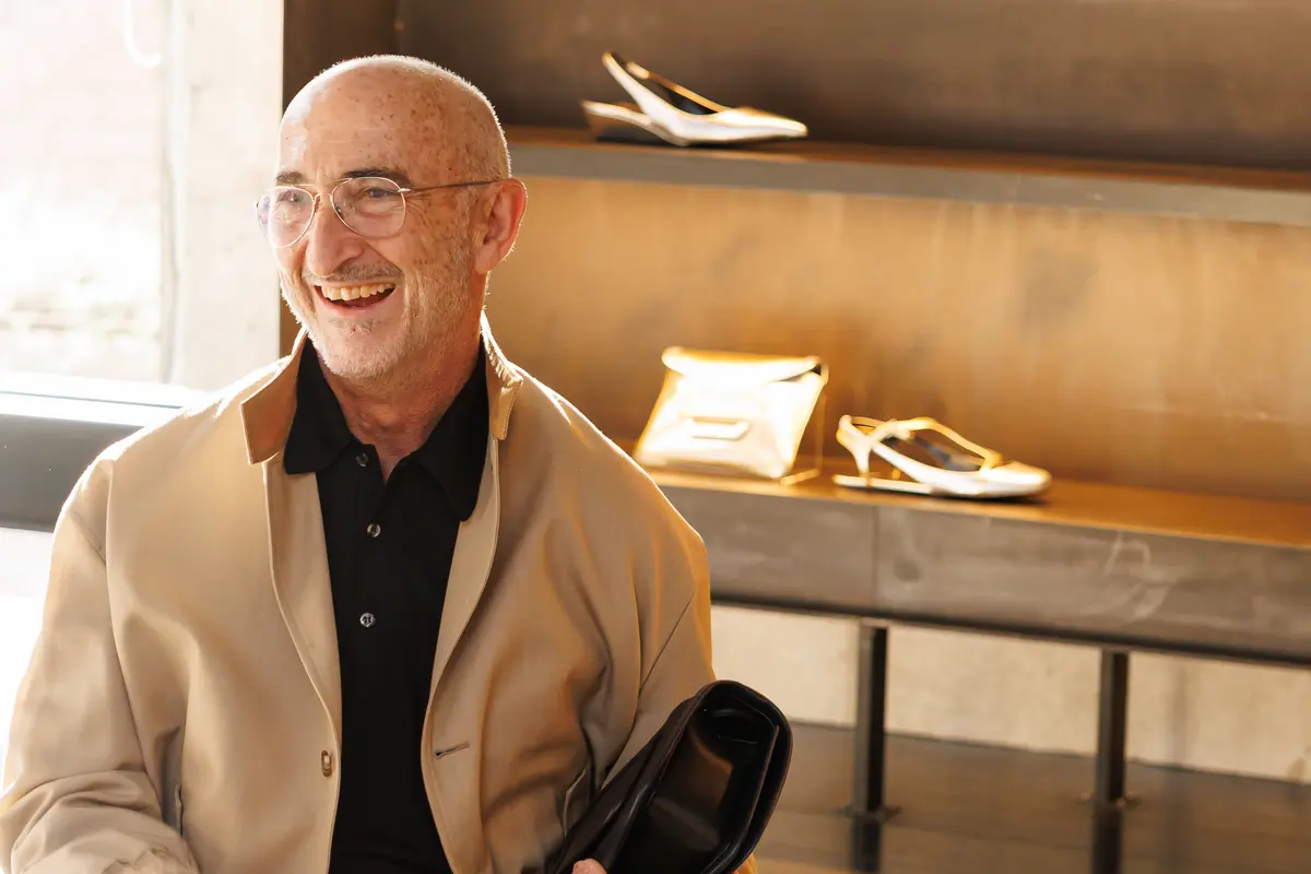 いちばん最初のバッグ「アルファ（ALPHA）」を手に語るPIERRE HARDY氏。