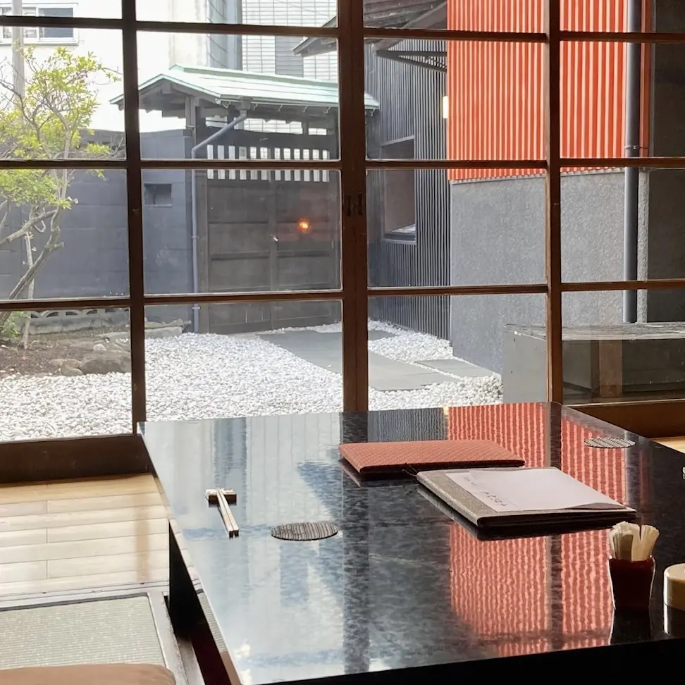 吉里の座敷から見る小さな玉砂利の庭と門