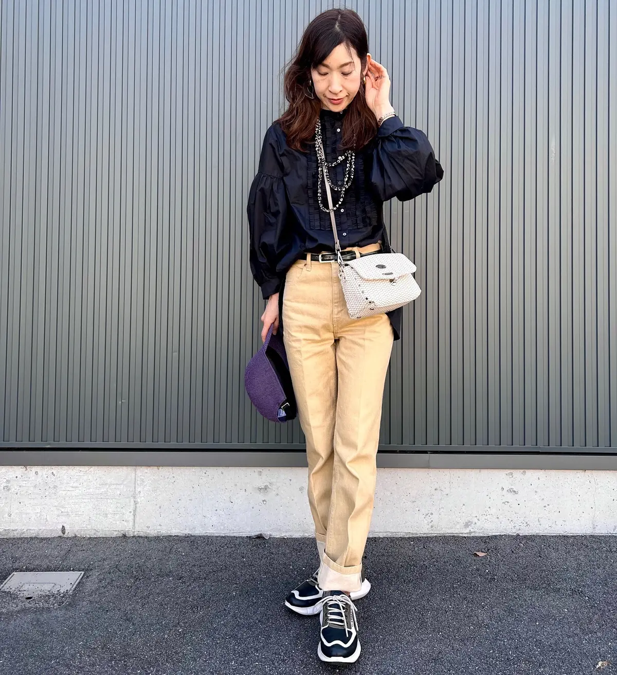 フリルが目を惹くボザムシャツをカジュアルの画像_1