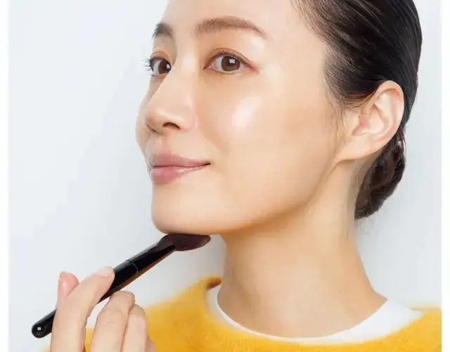 3.あご裏にもパウダーをのせ、なめらかな影に