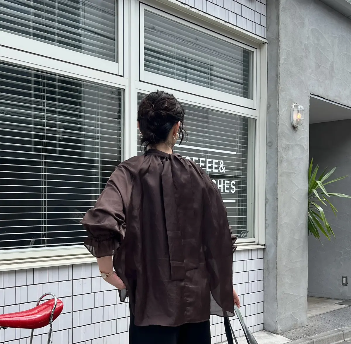 ほどよいシアー感。大人のボウタイブラウスの画像_6