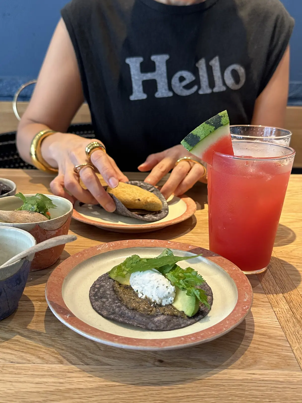 初秋に大活躍！半袖黒ニットの着回しお出かの画像_5