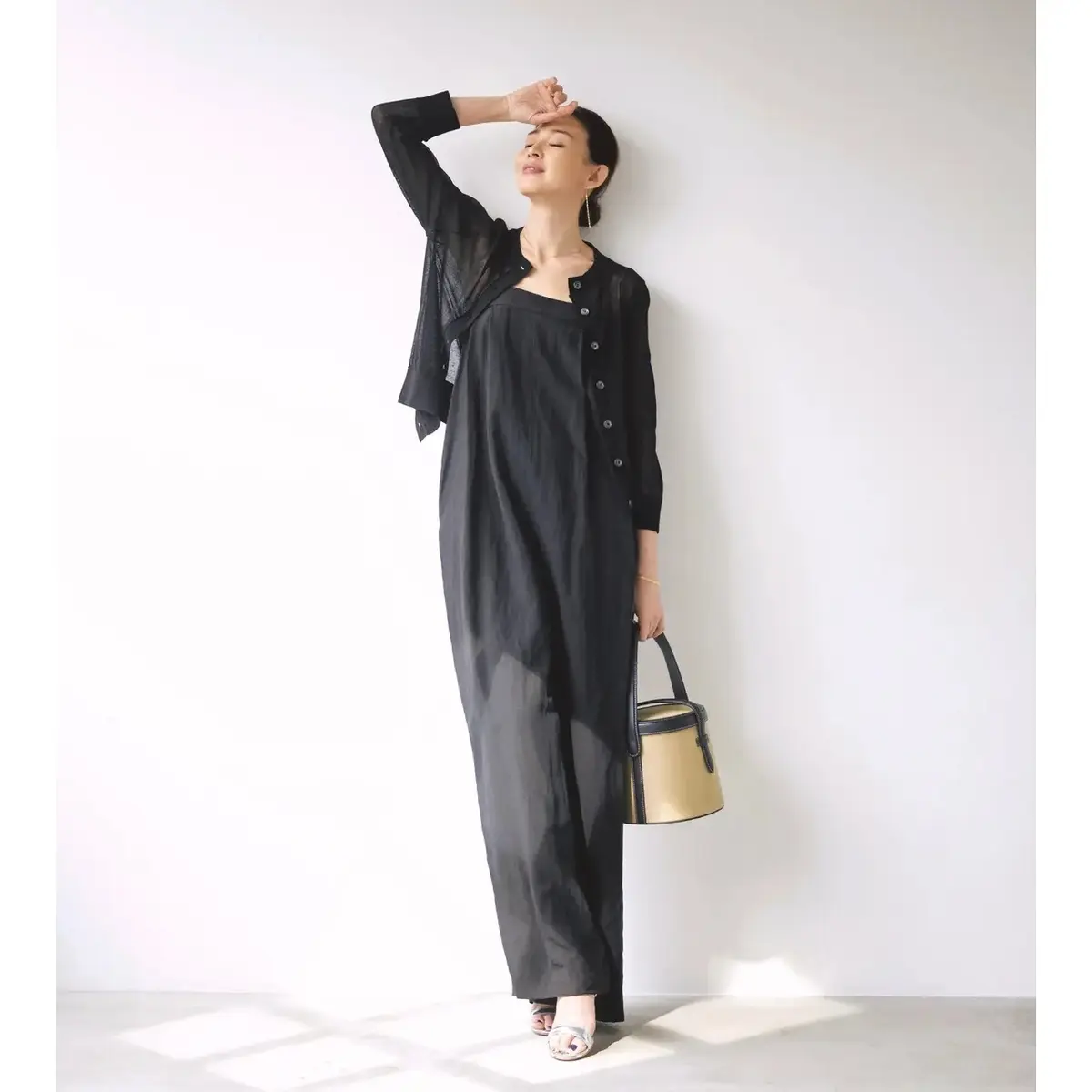 シアーな黒カーディガンをはおって夏のカジュアルに涼やかさと上品さをトッピング。最低気温25℃｜8/9(土)【50代の毎日コーデ】