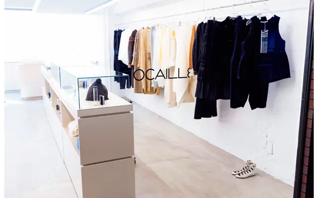 「お客さまのスタイルに寄り添いながら、新鮮なバランスを見つけてもらえるような、＂品とキレと抜け＂をもつ服や小物、素材や着心地のよいものをセレクトしています」とオーナーの恩田さん。取り扱いブランドは「テン ハンドクラフテッド　モダン」 「ヴェロニク ルロワ」「マーク ケンリー ドミノ タン」など、物づくりにこだわる国内外のブランドをラインナップしている