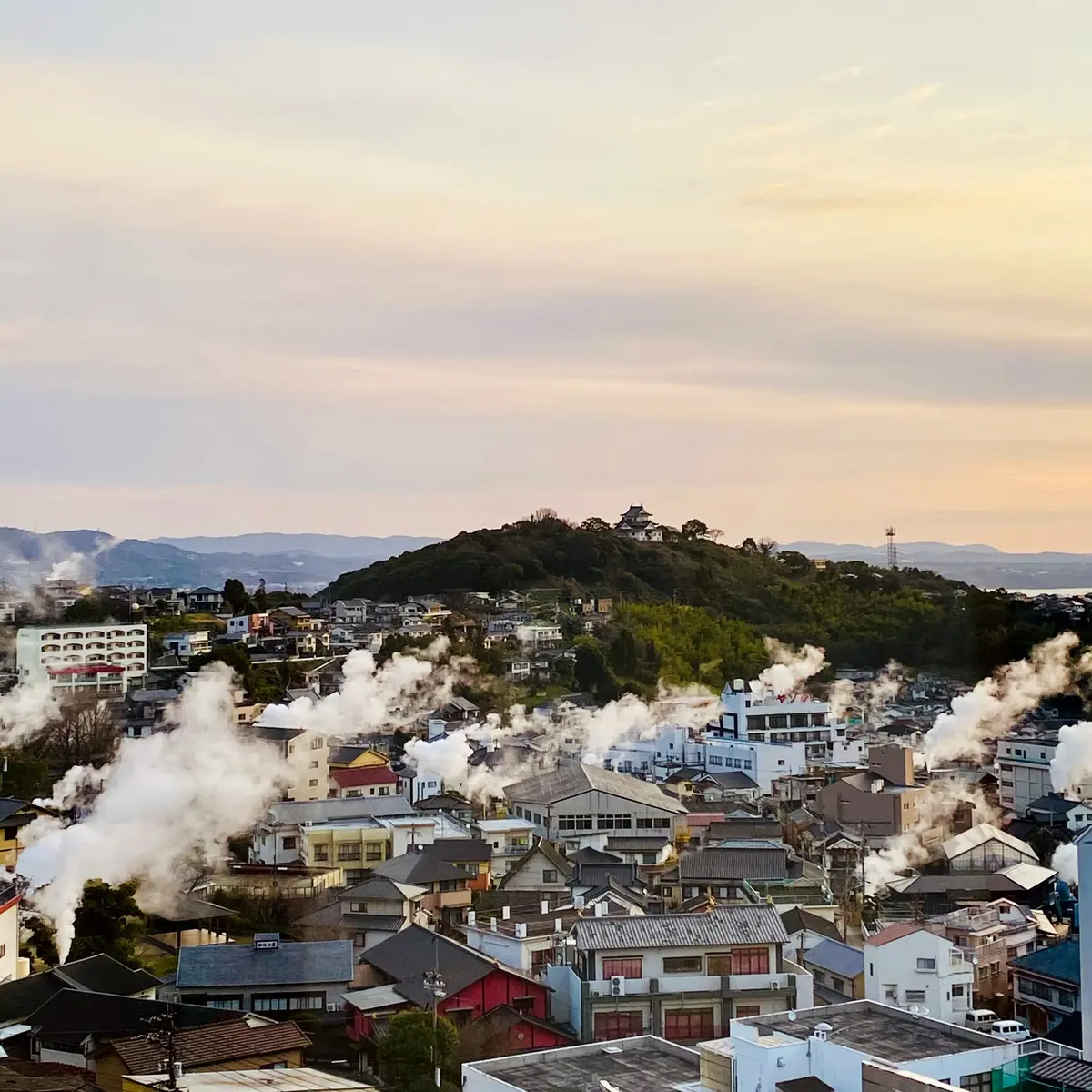 大分県　別府鉄輪温泉　湯けむりの景色