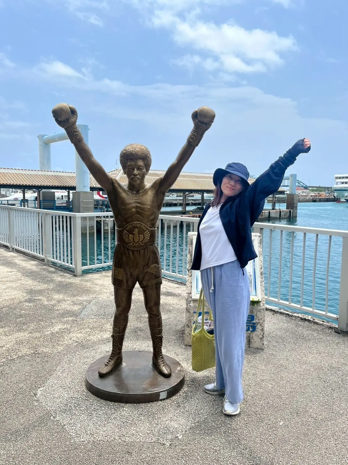 かの有名な「具志堅用高さん」の銅像が。英雄ですね！ちょっちゅね?!