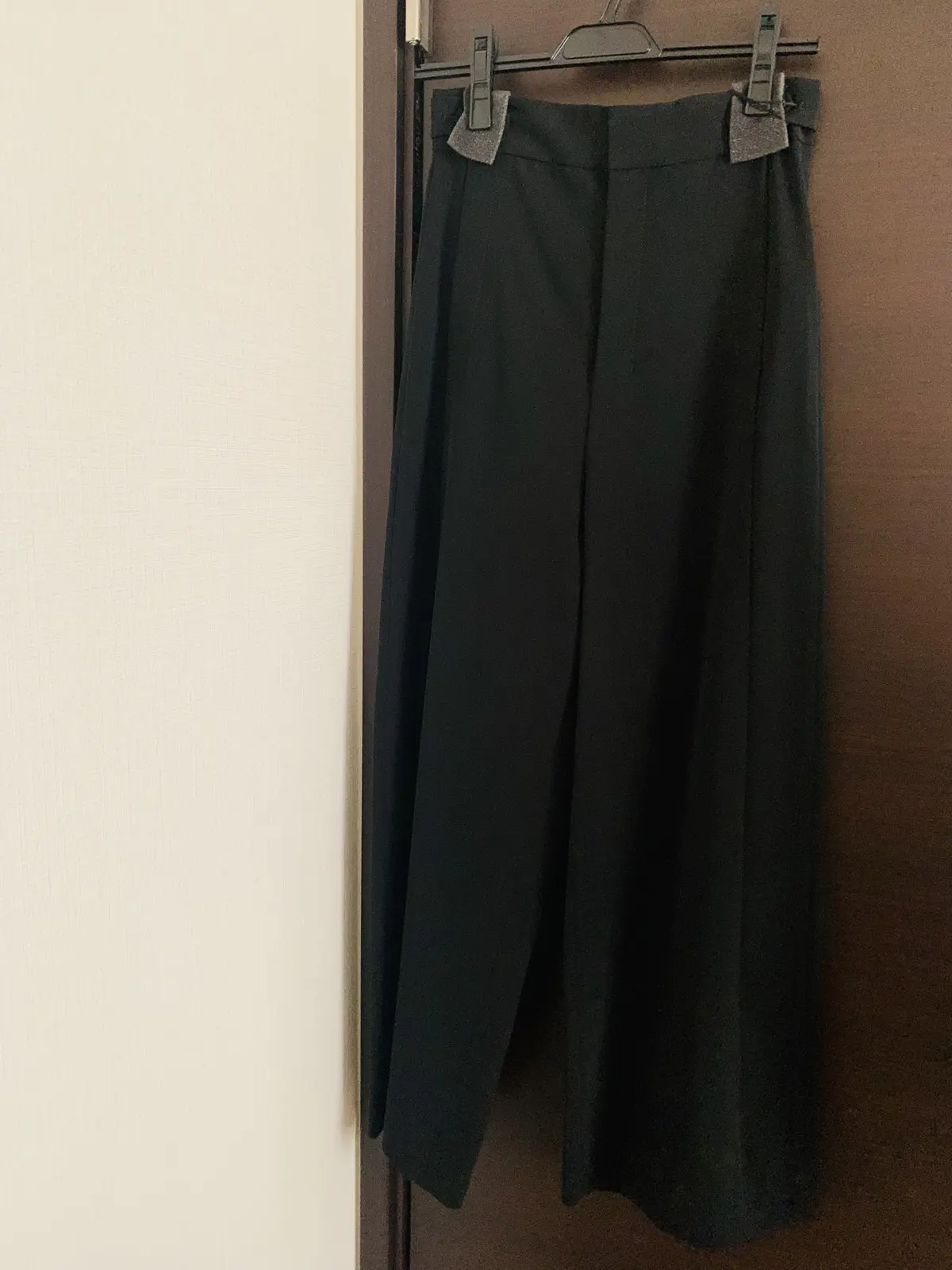 【E by エクラ】の「優美なセミワイドパンツ」ブラック　サイズ34