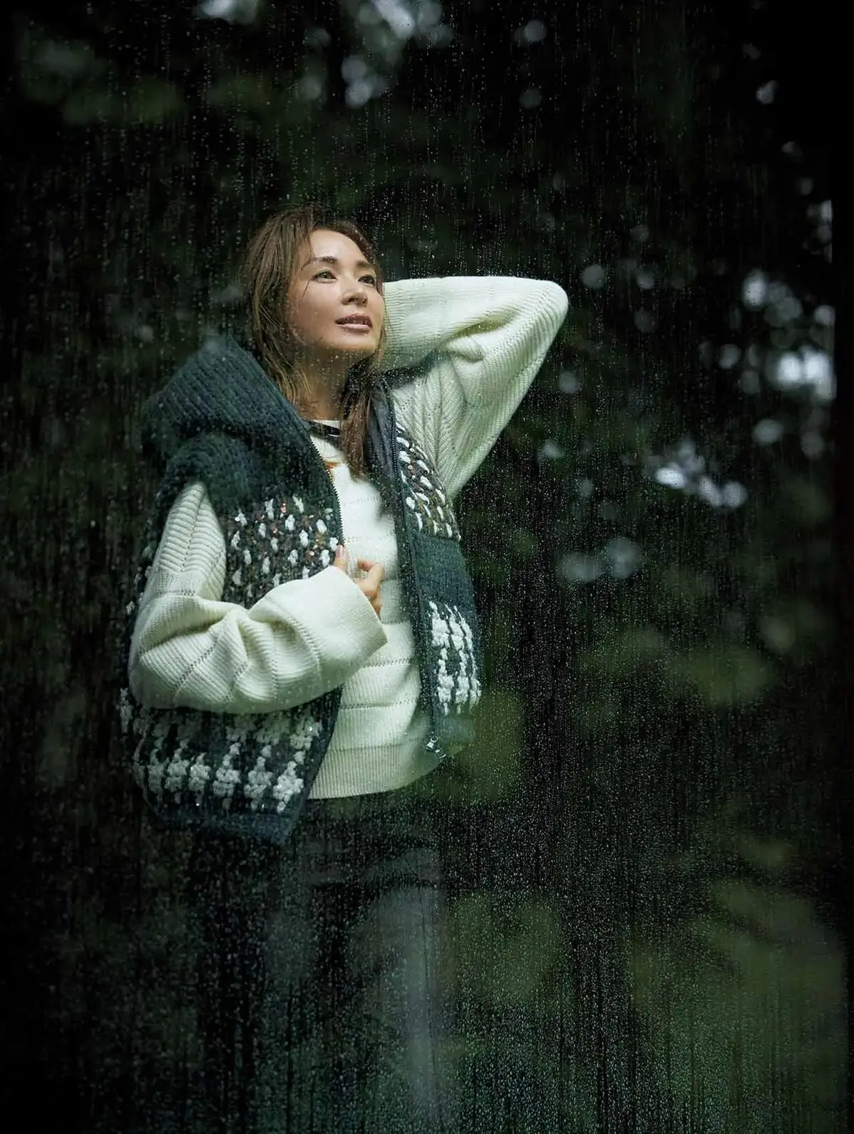 織り模様の入ったニットベストは、特別な休日スタイルに導くスポーティリッチなアイテム。