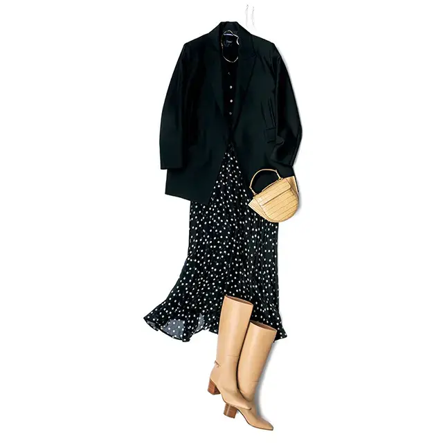 透け感のある黒スカートは、ベージュのドット柄で品よくクラシカルな表情に。