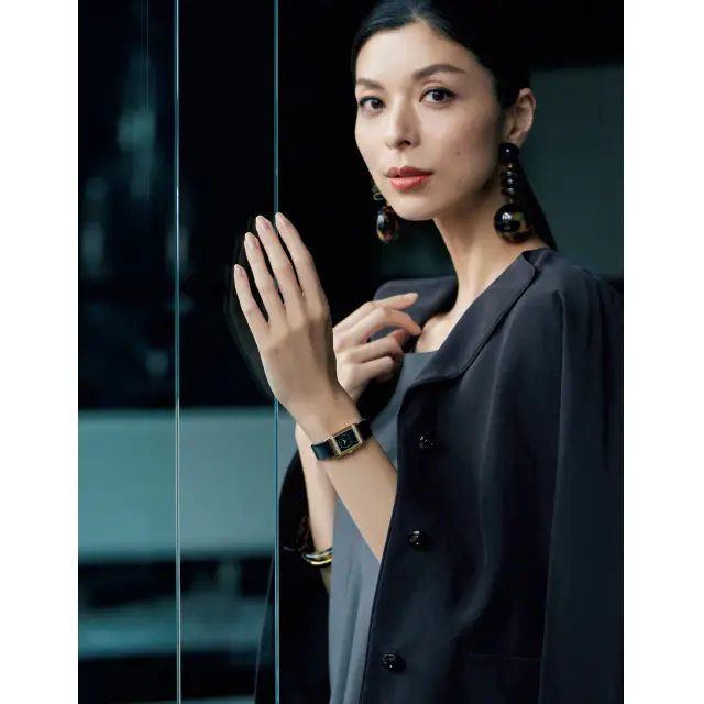 夜のパーティ、昼の会合もこなす。2つの顔をもつ才色兼備な時計