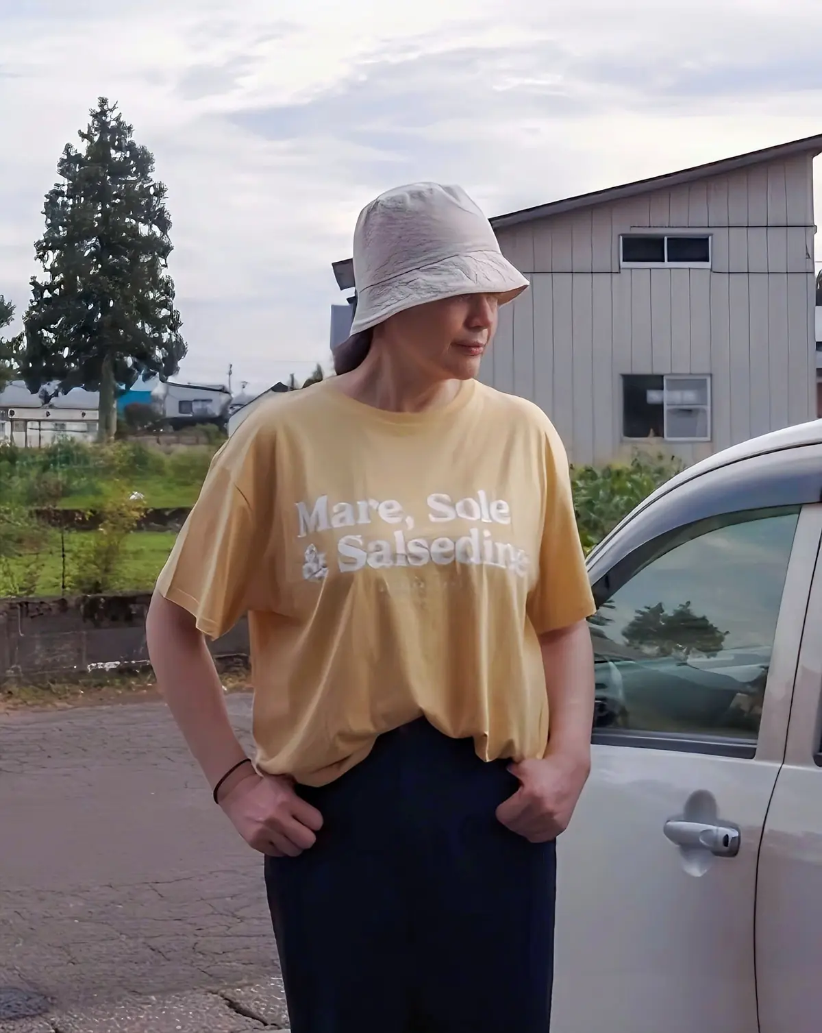 H＆MイエローTシャツ上半身