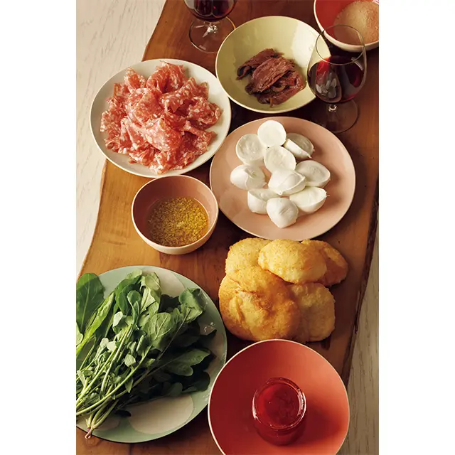 揚げピッツァのサンドイッチ