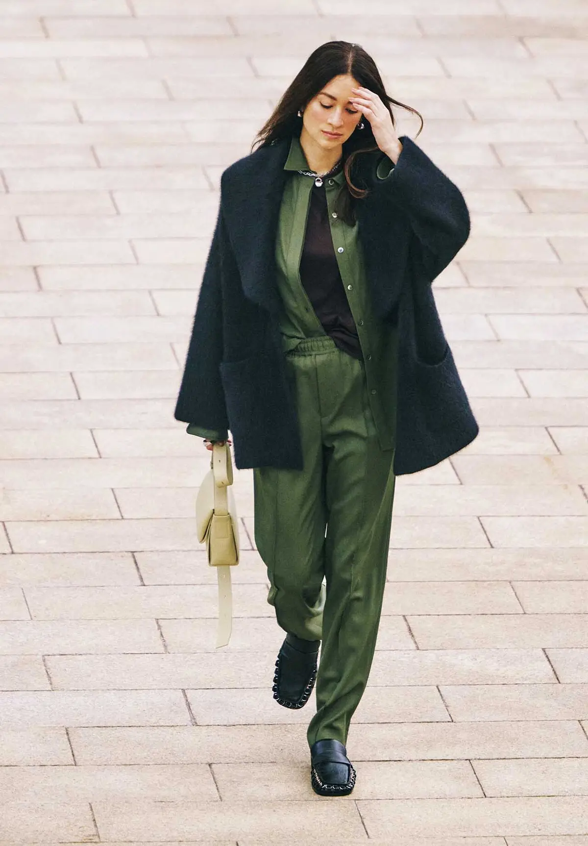 優雅なガウンカラーをラフに着流す、 そのたたずまいに洒脱さが漂って