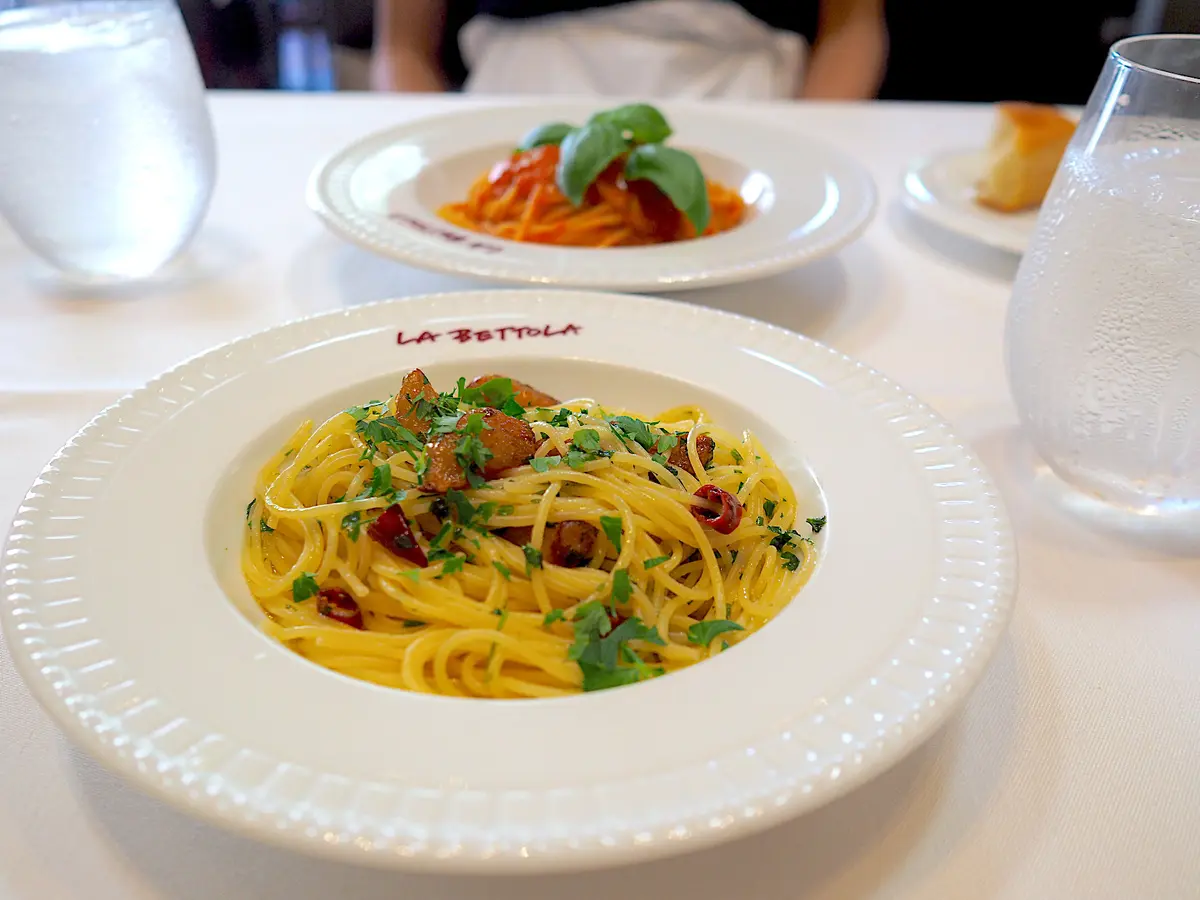 ほとんどのお皿に「LA BETTOLA」と書かれてました。