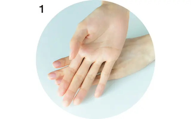 クリームをのせた、甲と甲を合わせて塗る