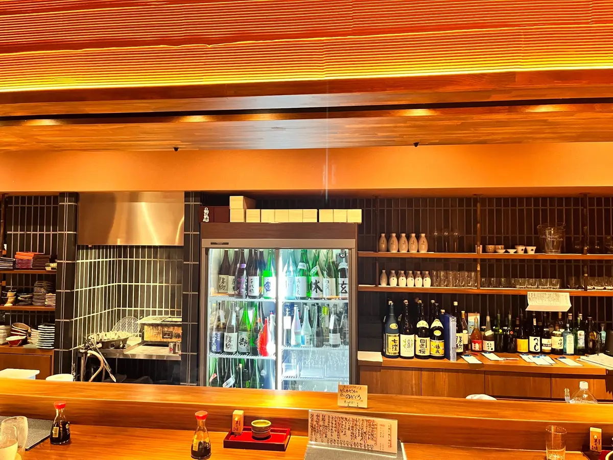 こちらは雰囲気のいいカウンター席。美酒日本酒が並んでいます。