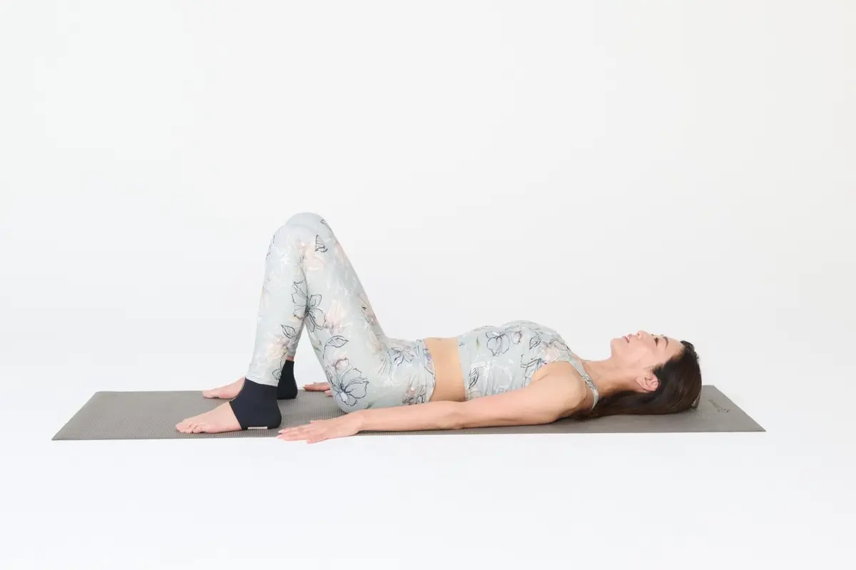 OurAge×Webエクラ　①あお向けに寝て、両膝を曲げて、足を腰幅程度に開きます。