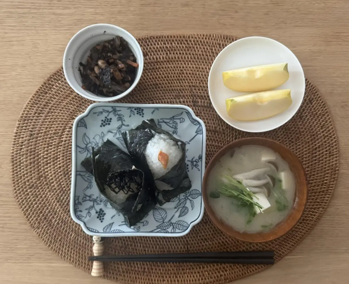 OurAge×Webエクラ　１日目。白米おにぎり２個（鮭、昆布）、味噌汁（豆腐、しめじ、小松菜）、五目ひじき煮、りんご1/2個