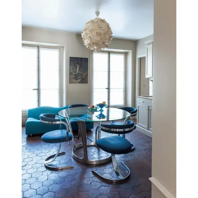 ミッドセンチュリー色の濃いキッチン。