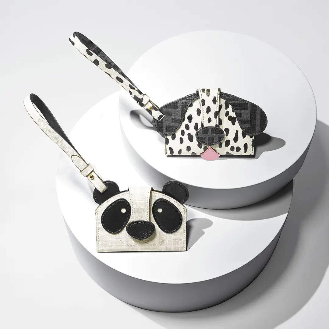 上から：「FENDI BFF」カードケース¥71,500（レザー製）、「FENDI BFF」カードケース¥71,500（レザー製）