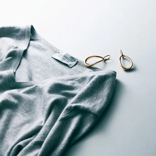 Vネックニット × ドロップピアス