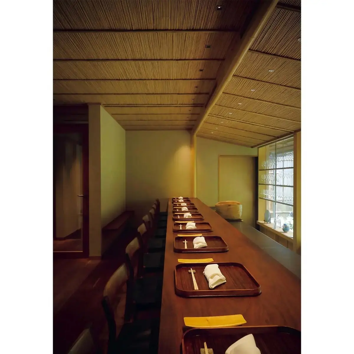 庭と建物を一体に造る数寄屋建築の第一人者、横内敏人氏の設計。情緒あるしつらえの中でいただく食事は、京都ならではの楽しみ