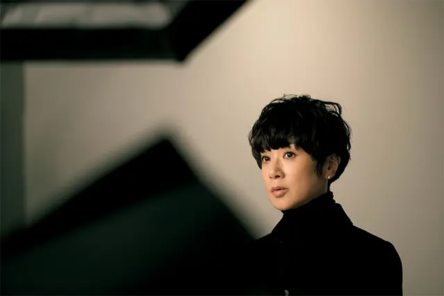 撮影中の黒田知永子