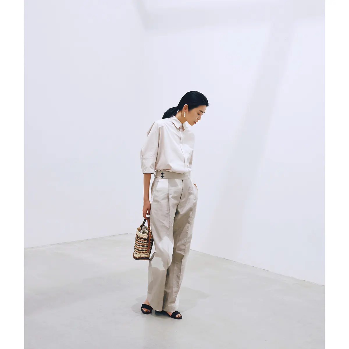 オフホワイトの半袖シャツとベージュパンツのコーデ　モデル・ゆうき
