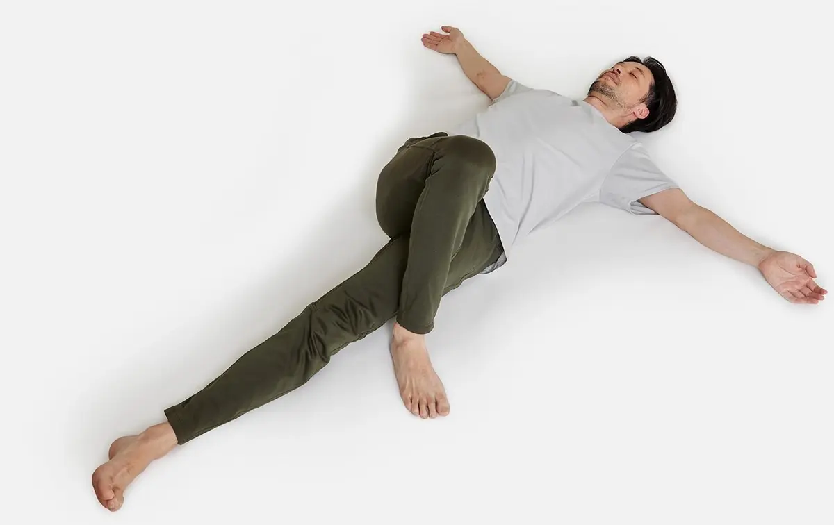 OurAge×Webエクラ　腰をひねり、右脚の膝を曲げたまま、左脚の外側に倒します。