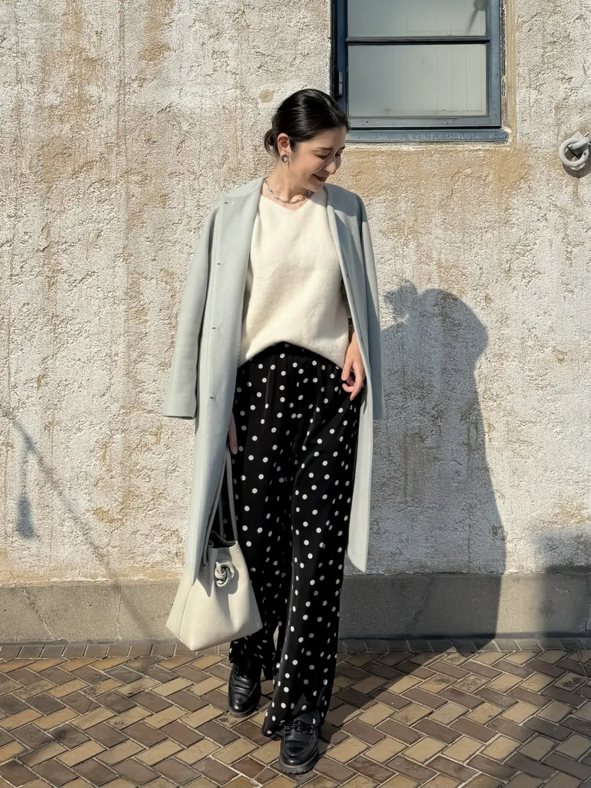 アラフィフランチコーデ　　白ニット　Vネックニット　ドット柄パンツ　白バッグ　黒ローファー　ライトブルーコート