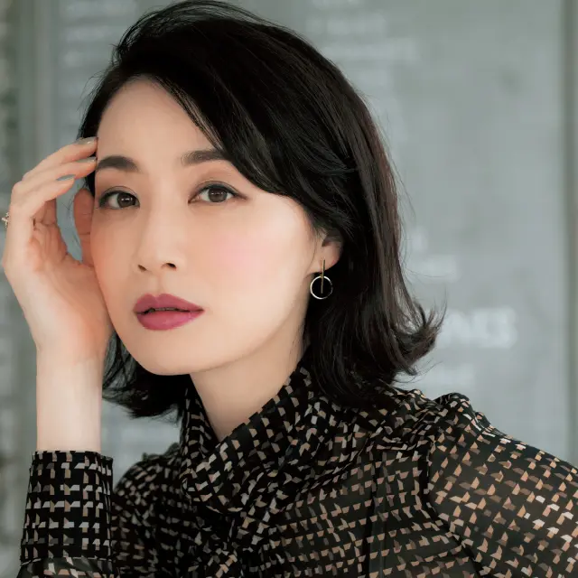 グレイッシュ系のアイシャドウをまとったモデル