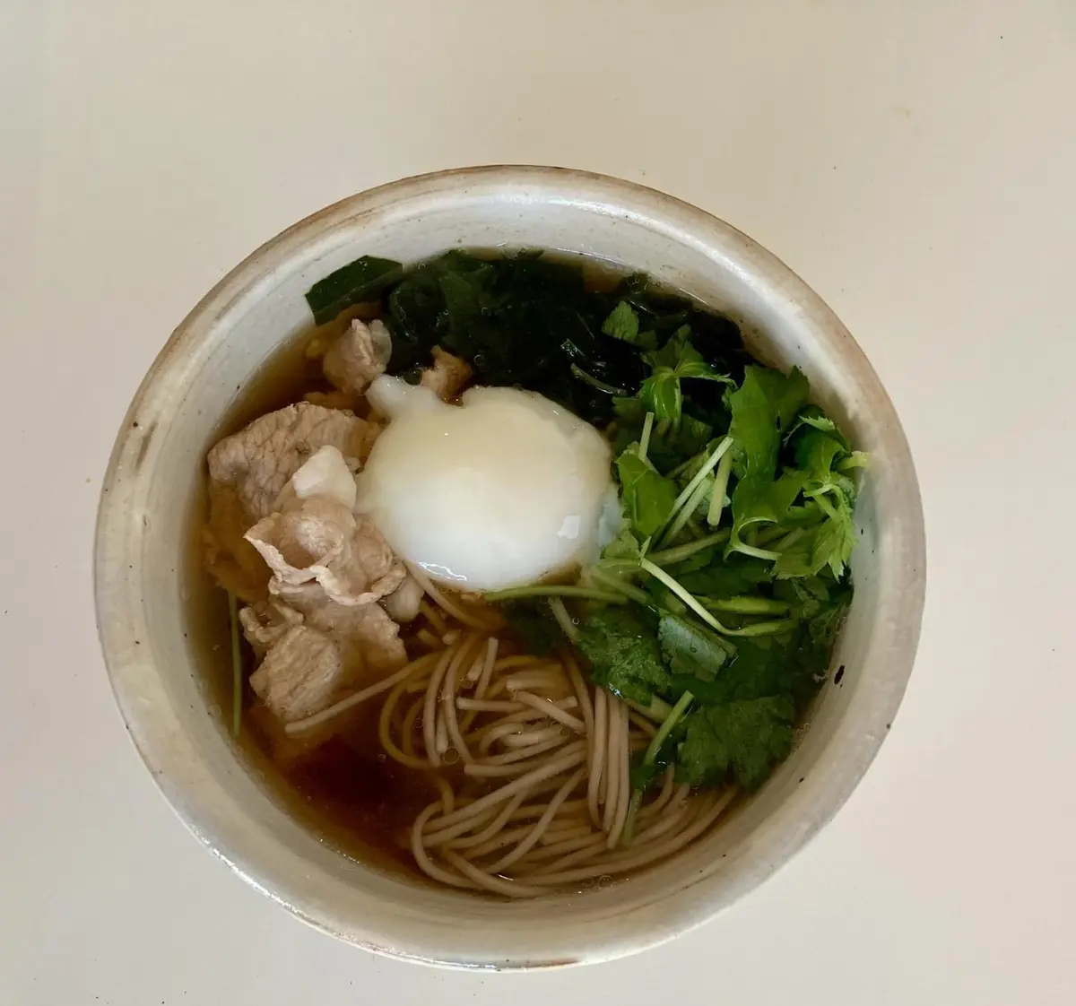 OurAge×Webエクラ　２日目。十割そばです。具材はまったく同じで、豚肉、三つ葉、わかめ、卵。