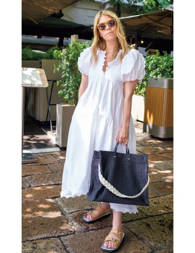 【ミラノSNAP】 ロマンチックな白ワンピースのシティスタイル