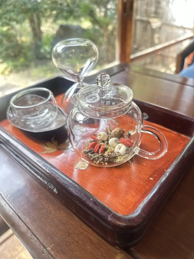 ユニクロネイビートップスで台湾茶を楽しみの画像_5