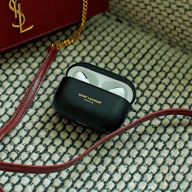 スマホ＆AirPodsはサンローランで美しく賢く携帯する