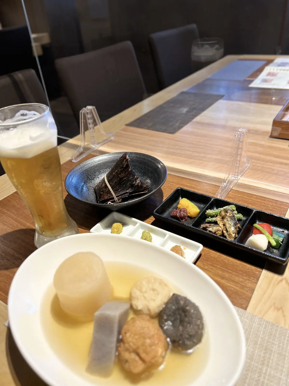 選んだおでんは「大根・こんにゃく・イカ墨つみれ・柚入りソフト鶏つみれ・タコ天」