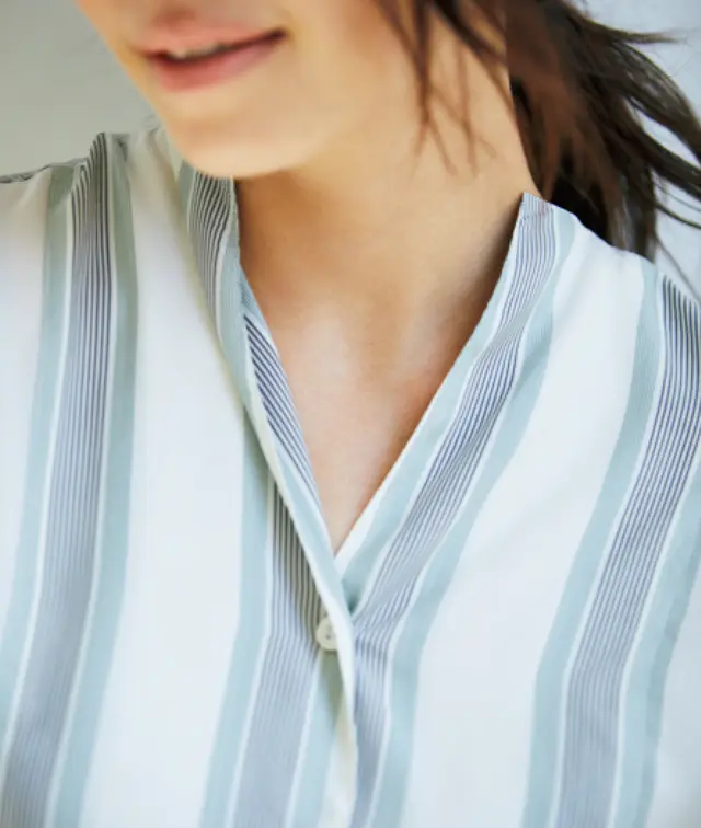 デコルテや顔の輪郭をシャープに見せる狭Vネックで胸ソゲ対策