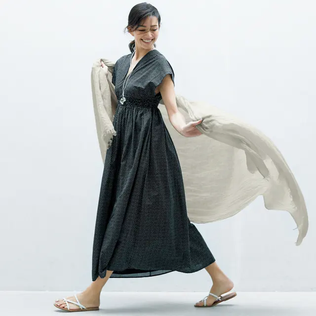 マリハのワンピースとエンリカのストールコーデのRINA