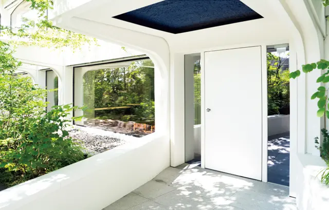 曲線美が優しい雰囲気を醸すエントランス。横にはシェフこだわりの庭も